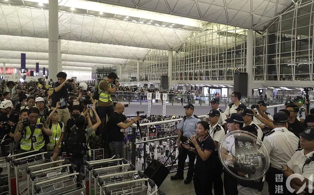 “我支持香港警察，你们可以打我了” 昨夜，香港之耻！（组图/视频） - 9