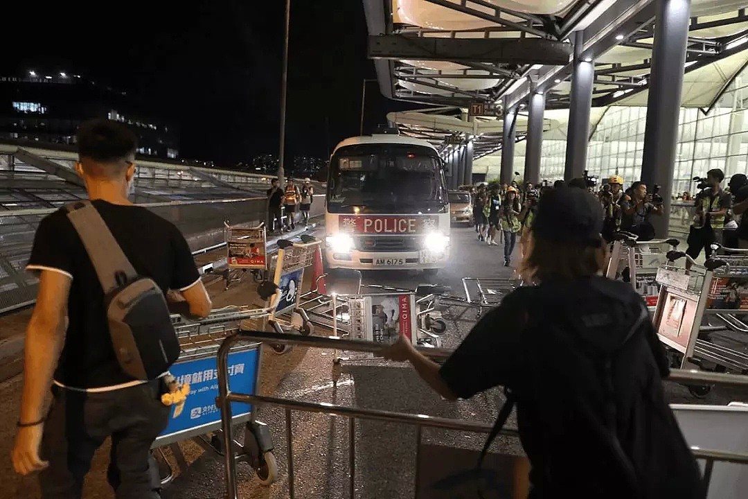 “我支持香港警察，你们可以打我了” 昨夜，香港之耻！（组图/视频） - 12