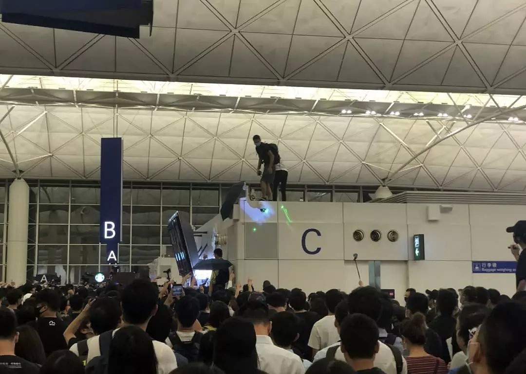“我支持香港警察，你们可以打我了” 昨夜，香港之耻！（组图/视频） - 13