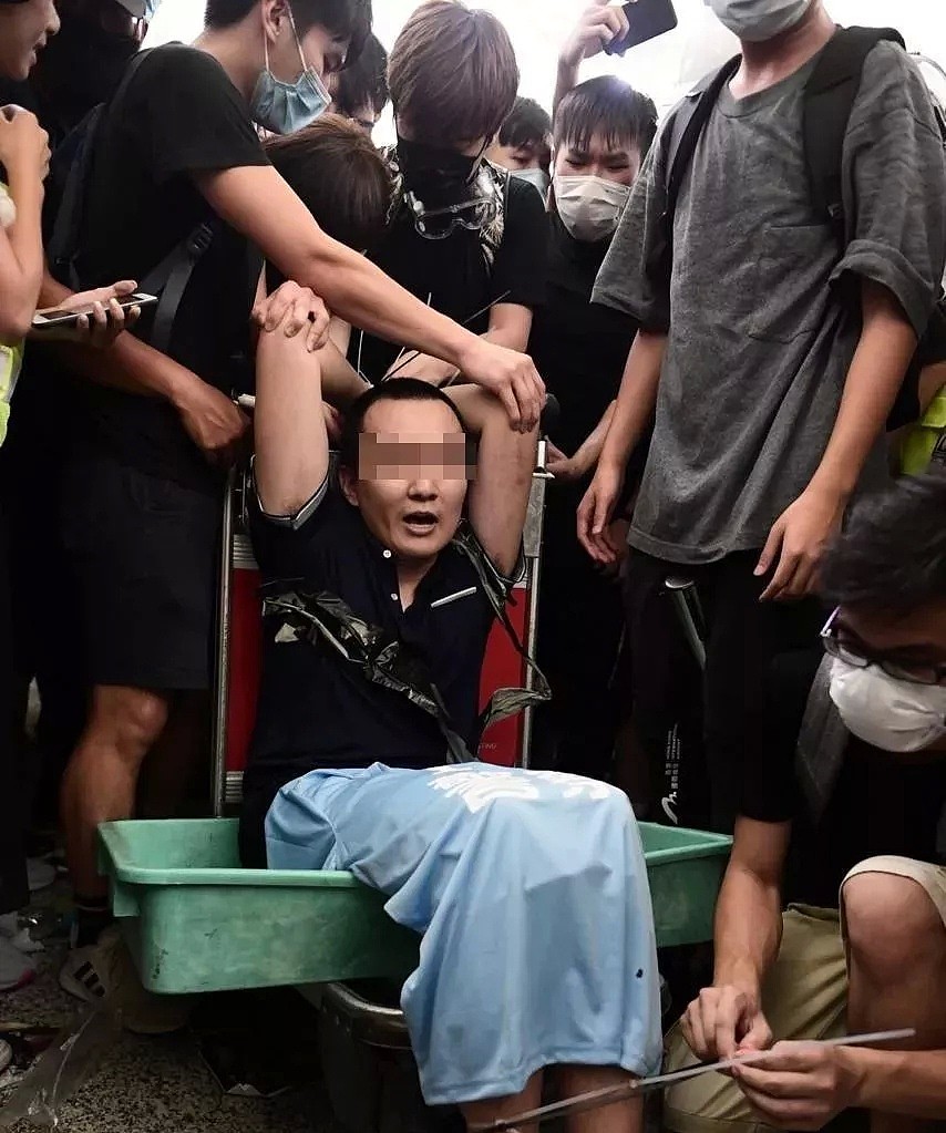 “我支持香港警察，你们可以打我了” 昨夜，香港之耻！（组图/视频） - 15