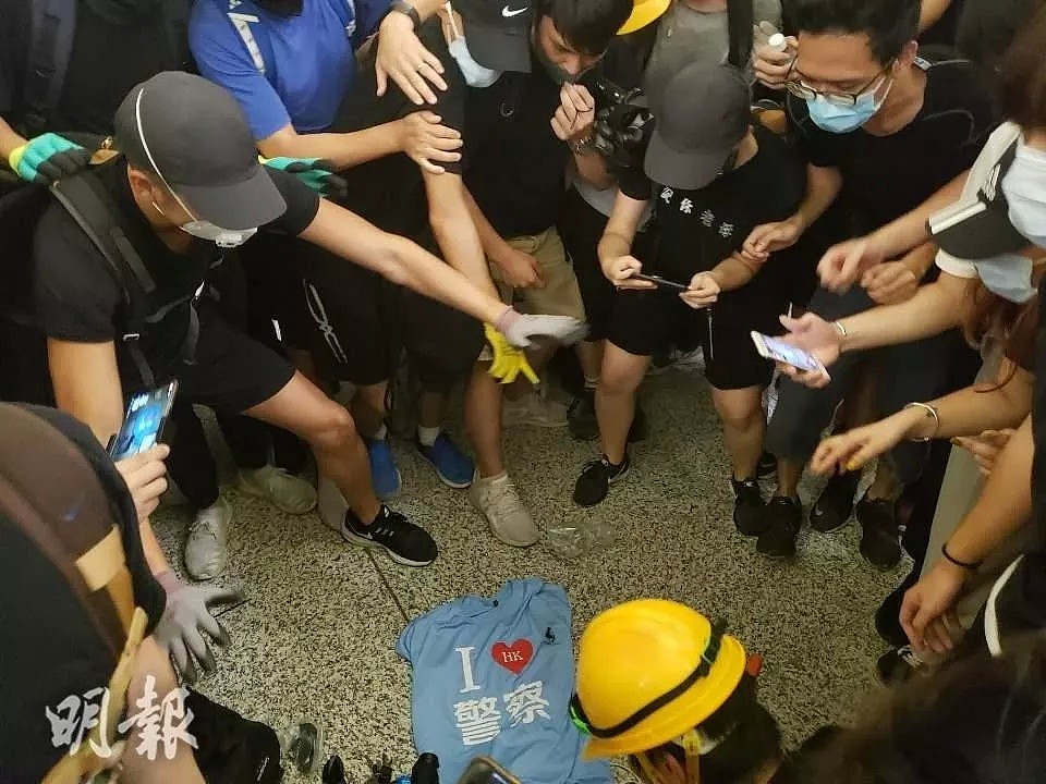 “我支持香港警察，你们可以打我了” 昨夜，香港之耻！（组图/视频） - 16