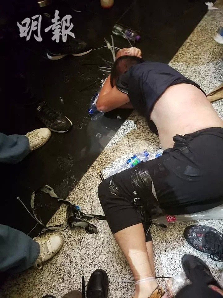 “我支持香港警察，你们可以打我了” 昨夜，香港之耻！（组图/视频） - 17