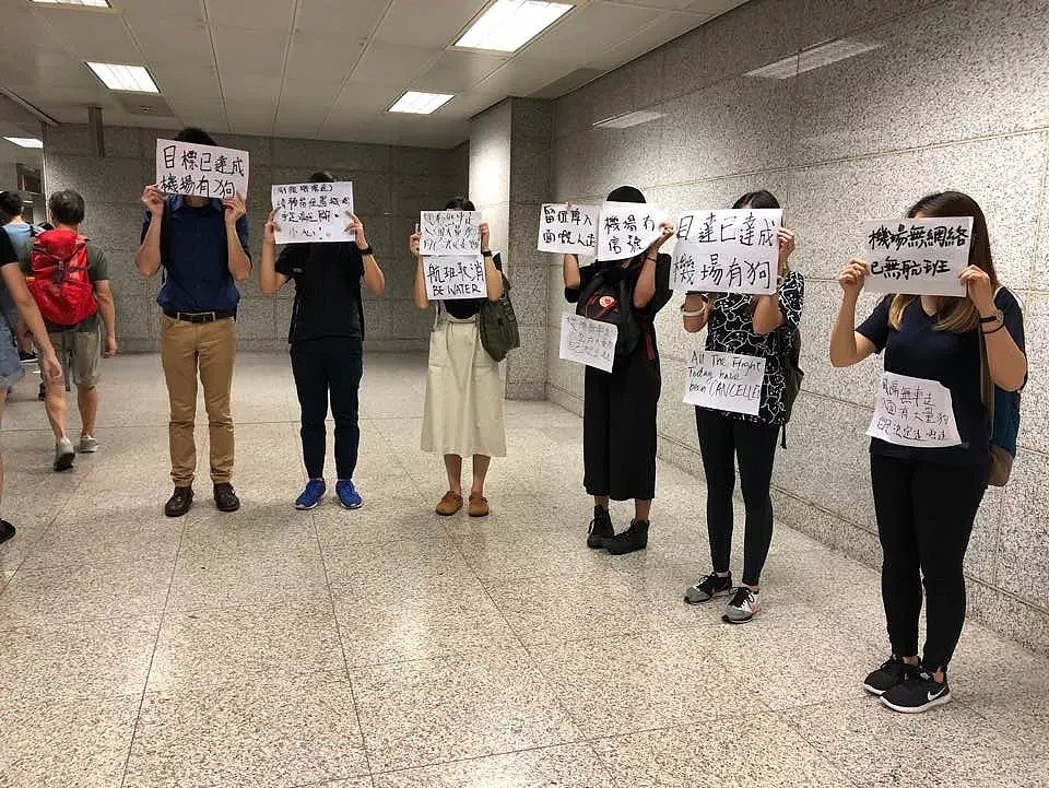 “我支持香港警察，你们可以打我了” 昨夜，香港之耻！（组图/视频） - 26