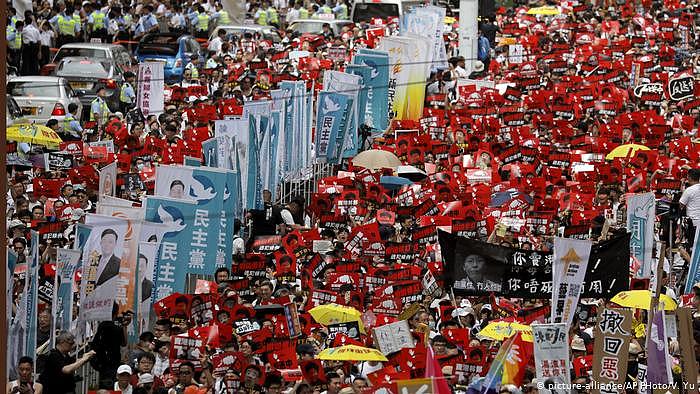 Hong Kong - Demonstration gegen das Zulassen der Auslieferungen nach China (picture-alliance/AP PHoto/V. Yu)