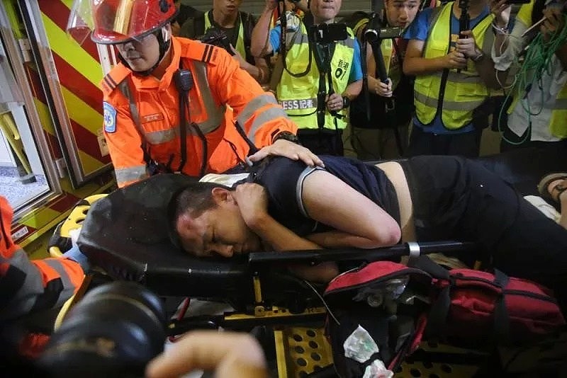 香港，被殴打游客记者的废青们变成乱港！新加坡痛心官宣拒绝来往（组图） - 2
