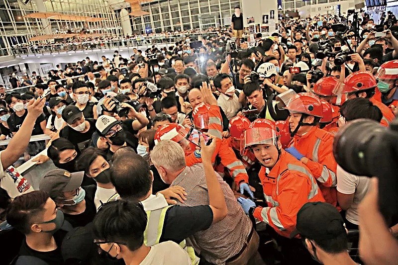 香港，被殴打游客记者的废青们变成乱港！新加坡痛心官宣拒绝来往（组图） - 12