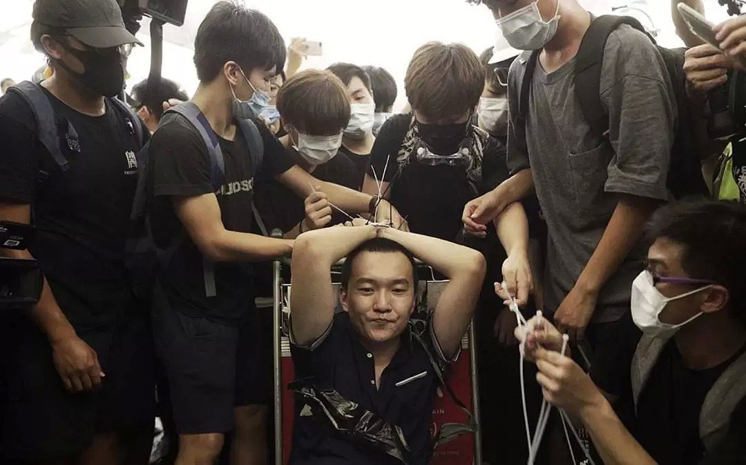 香港，被殴打游客记者的废青们变成乱港！新加坡痛心官宣拒绝来往（组图） - 14