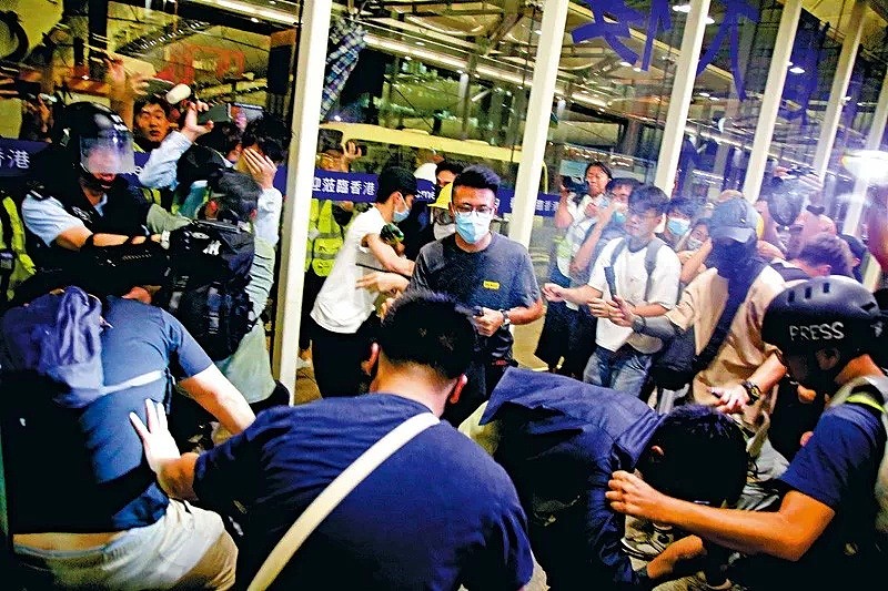 香港，被殴打游客记者的废青们变成乱港！新加坡痛心官宣拒绝来往（组图） - 23