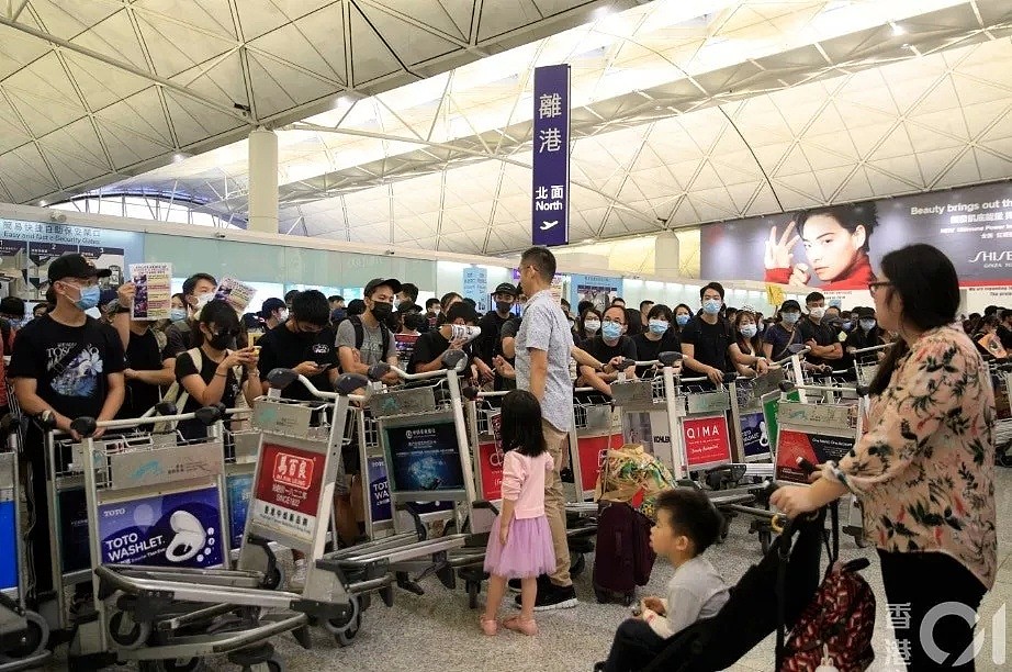 香港，被殴打游客记者的废青们变成乱港！新加坡痛心官宣拒绝来往（组图） - 25