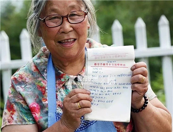 爱情真正的模样！她的那一跪，背后是六十多年的风雨相伴和告别的深情承诺（组图） - 3