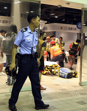 带队救人的警员（港媒）