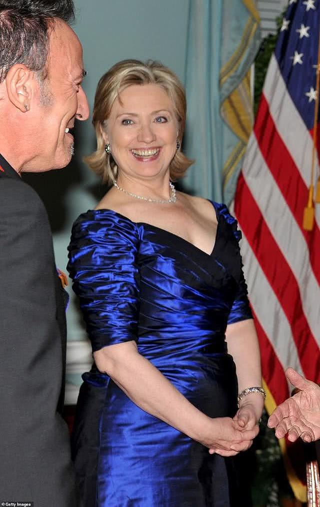 爱泼斯坦4亿豪宅中，惊现克林顿女装画像，蓝裙高跟鞋像莱温斯基