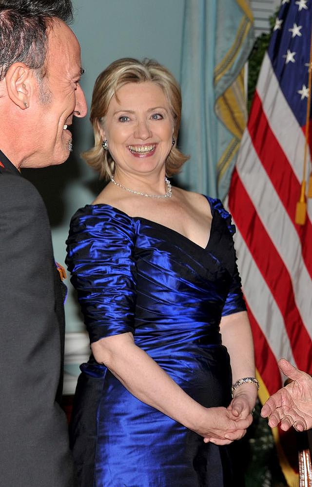 性奴案亿万富豪纽约豪宅惊现克林顿身穿蓝裙红鞋色情油画：我要你