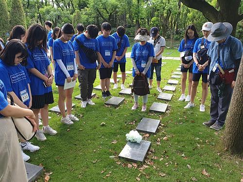 韩国学生访问上海万国公墓，拜谒独立运动人士墓地（韩联社）