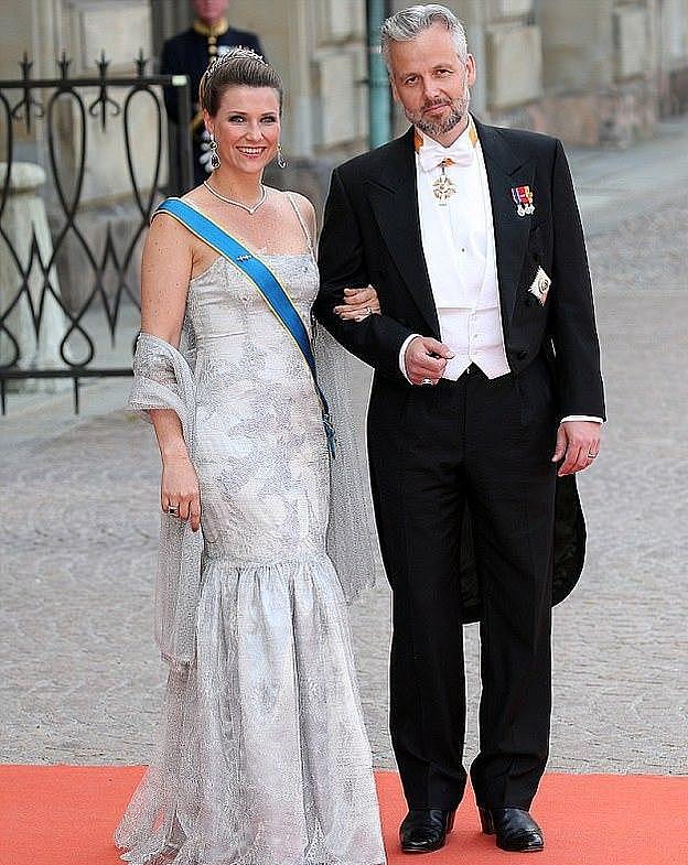挪威公主厉害！结束15年婚姻后交往了黑人男友，一起亮相撒狗粮