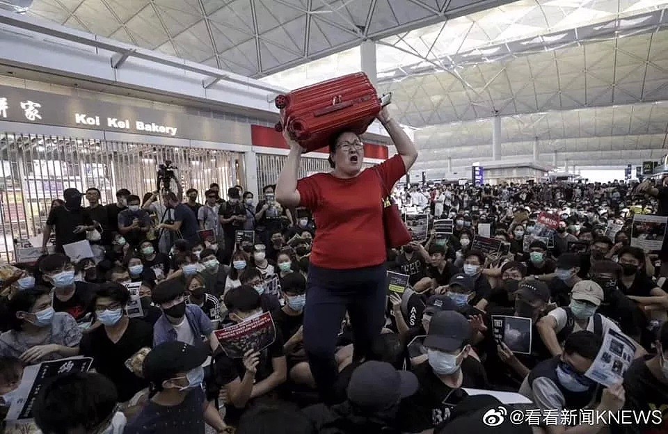 面对香港机场满地示威者，彪悍的红衣女子冲了出去...（组图） - 1
