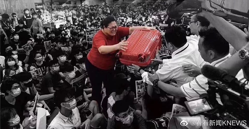 面对香港机场满地示威者，彪悍的红衣女子冲了出去...（组图） - 2