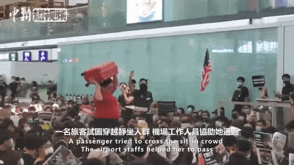 面对香港机场满地示威者，彪悍的红衣女子冲了出去...（组图） - 4