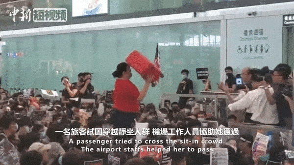 面对香港机场满地示威者，彪悍的红衣女子冲了出去...（组图） - 5