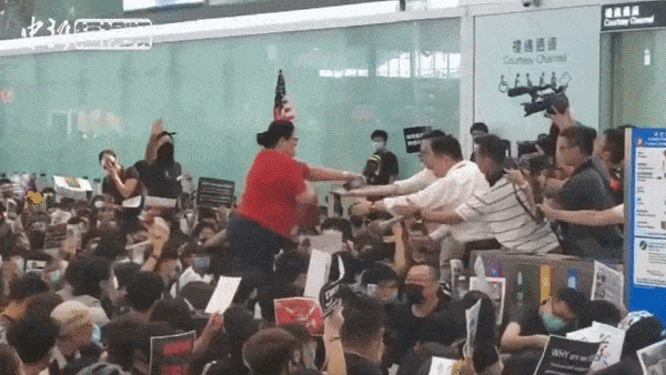 面对香港机场满地示威者，彪悍的红衣女子冲了出去...（组图） - 6