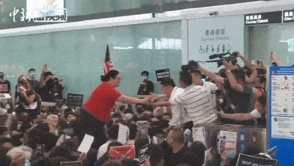 面对香港机场满地示威者，彪悍的红衣女子冲了出去...（组图） - 7