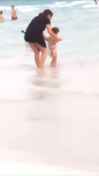 游客在巴厘岛埋弃孩子纸尿裤，百米沙滩被迫关闭