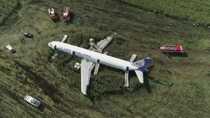 霸气！飞机撞鸟差点坠毁，俄罗斯机长一波操作结果...（组图） - 3