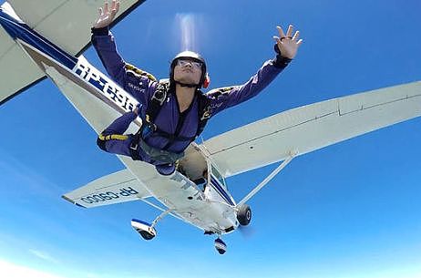 太恐怖！加拿大女子玩跳伞遇故障 从1500米高空狂坠 粉身碎骨...（组图） - 1