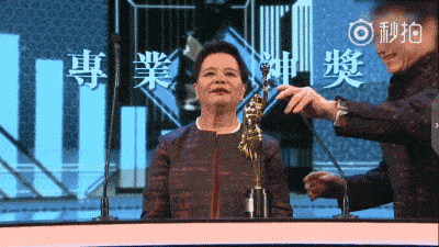 成龙为她颁奖，巩俐同她合影，香港最受欢迎茶水工捧走金像奖