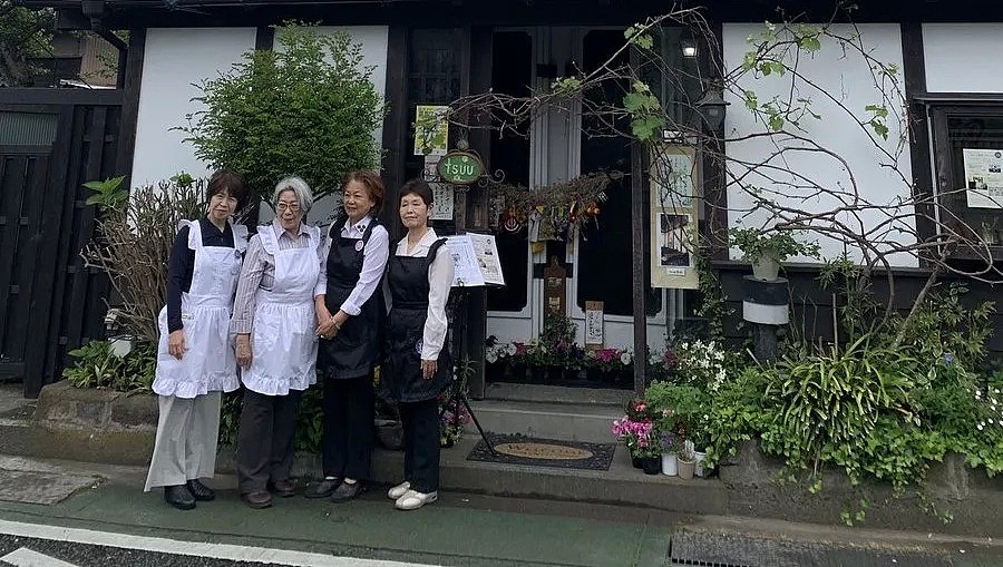 日本推出70岁高龄女仆咖啡厅，座无虚席！背后的原因让无数网友点赞！（组图） - 1