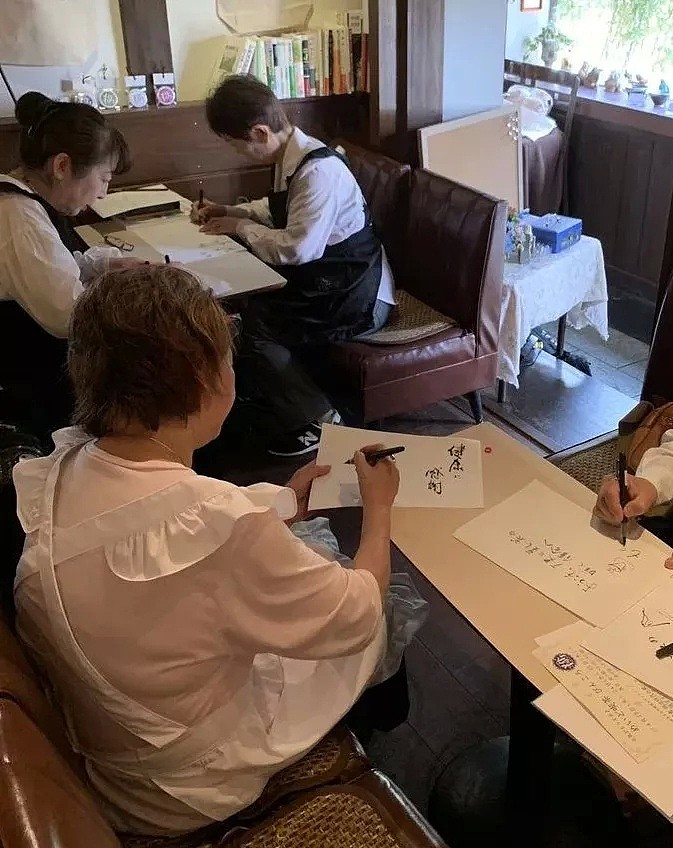 日本推出70岁高龄女仆咖啡厅，座无虚席！背后的原因让无数网友点赞！（组图） - 18