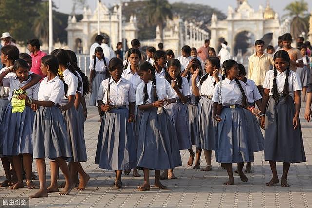 印度一校长强迫150多名女生剪短发，原因让人无奈，引起家长抗议