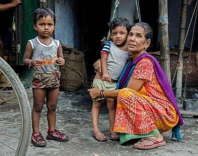 她是印度最惨王妃，住在贫民窟守寡30年，领着皇孙捡垃圾为生