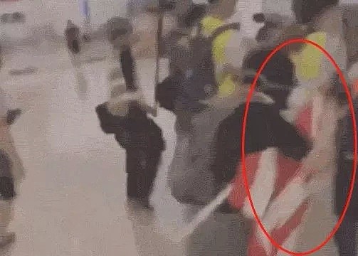 在香港机场举美国旗 殴打付国豪男子被警方逮捕（组图） - 2