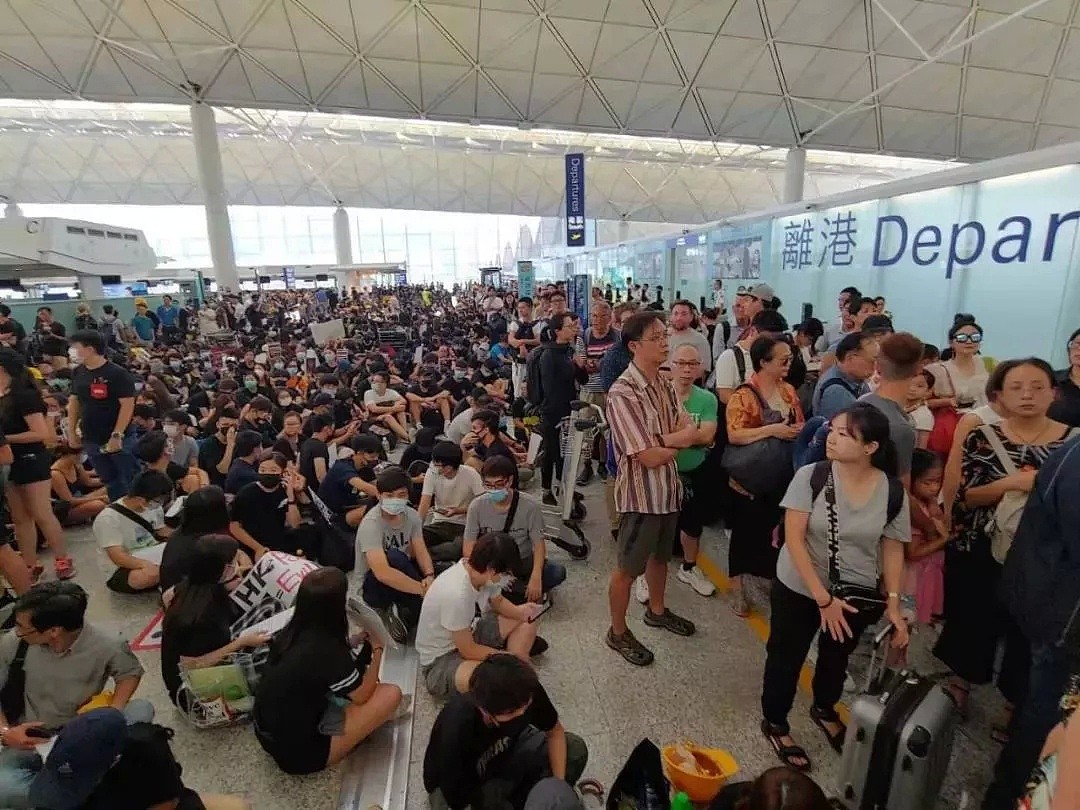 聊天记录曝光！香港机场疑有内鬼 与暴徒“里应外合”霸占机场！（组图） - 4