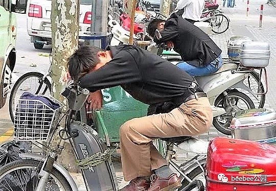 只有中国人敢在任何地方睡午觉！看了这些照片老外震惊了！（组图） - 29