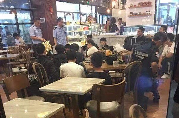 港媒爆料：香港青年在广州发反送中传单被调查（组图） - 1