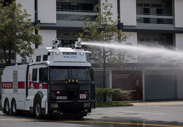 香港警方的人群管理特别用途车（俗称水炮车）据报在周日首次离开香港粉岭机动部队基地，前往港岛戒备。
