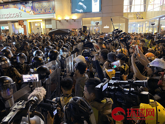 香港警队在尖沙咀执法时遭部分媒体记者阻挠。
