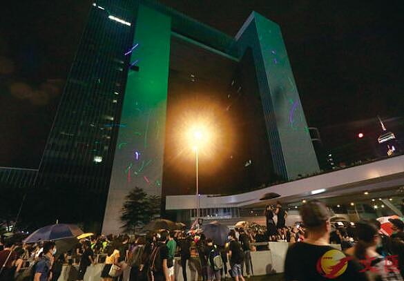 有人用镭射光射向香港特区政府总部外墙（图源：《文汇报》）