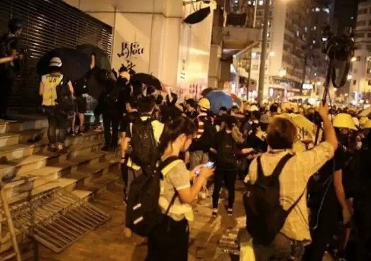 日本自由记者亲历香港“暴力游行”：感觉生命受到了威胁（组图） - 14