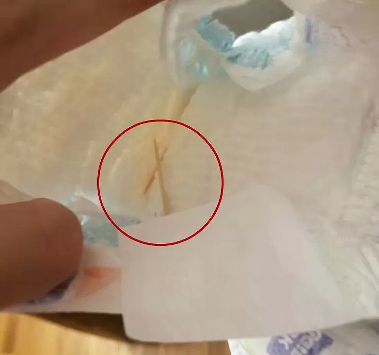 可怕！华人Costco买的婴儿纸尿裤，竟然有一小半被插了牙签！（组图） - 1