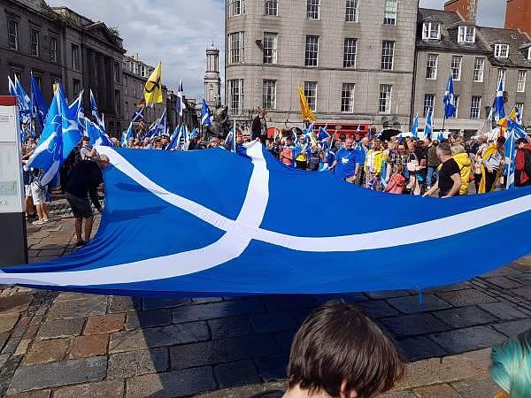 过半民调支持独立，苏格兰人又上街：反对伦敦统治