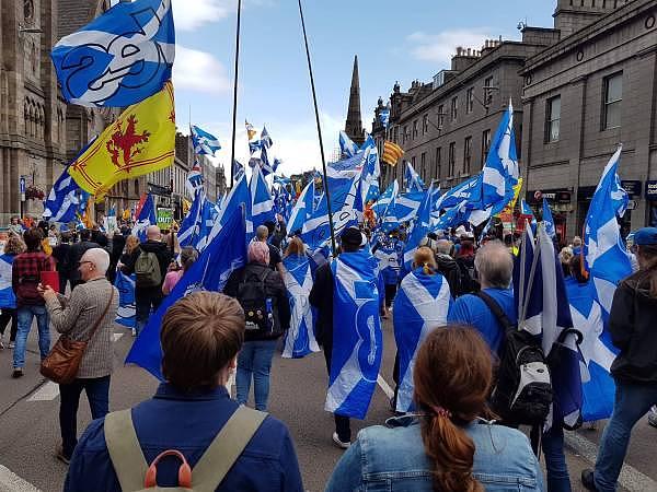 过半民调支持独立，苏格兰人又上街：反对伦敦统治
