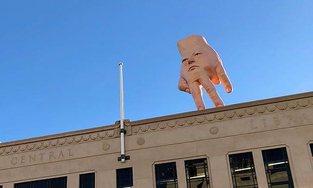 新西兰首都空降奇葩雕塑神似特朗普，人手上长脸引当地人恐慌