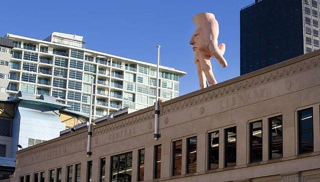 新西兰首都空降奇葩雕塑神似特朗普，人手上长脸引当地人恐慌