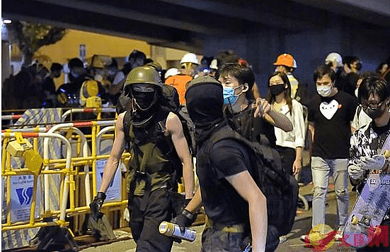 香港暴徒骚扰市民：手机推送威胁内容、强迫站队 - 1