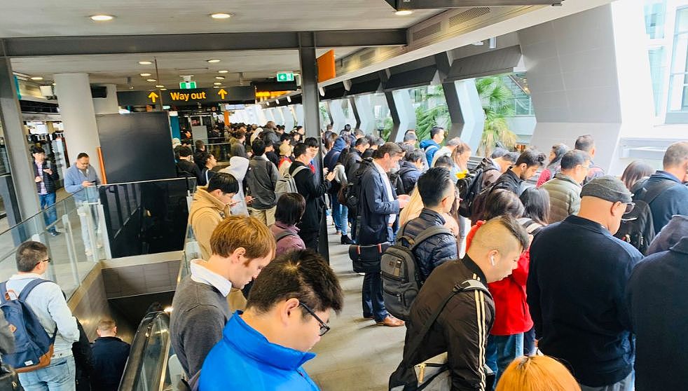 更新：悉尼晚高峰火车仍瘫痪，多条线路大延误！中央车站排长龙，站台上人挤人，周五晚回家难（组图） - 15