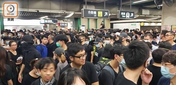 乱港分子示威再刷下限：涂鸦、骂人、小便、贴卫生巾...