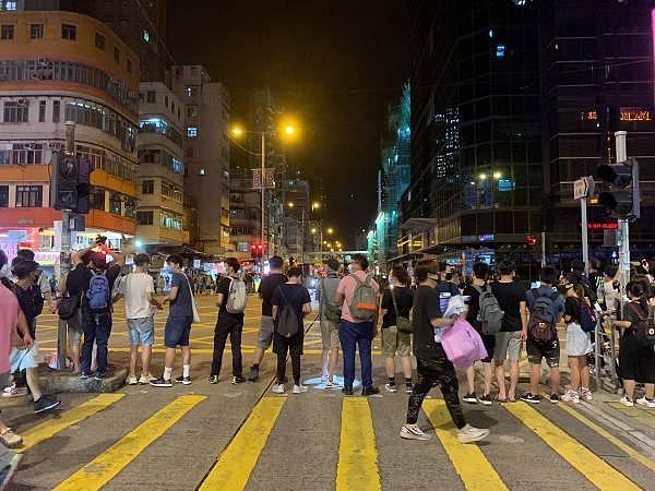 500辆香港出租车爱国游行，竟遭暴徒撕扯国旗